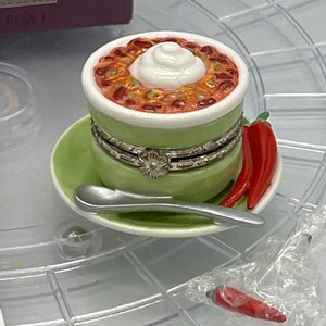 Caja con bisagras de porcelana PHB de cuatro alarmas con chile y baratija de pimienta. Sin caja de cartón original.