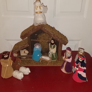 Vintage Felt Nativity Set: Handmade 12-Piece Christmas Decor
