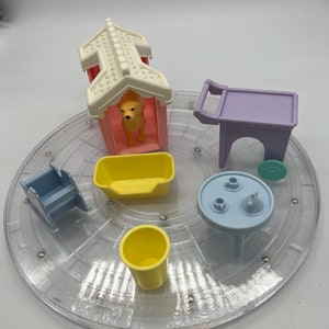 Akcesoria do domku dla lalek Playskool z lat 90. Domek dla psa, pies, koń na biegunach, legowisko dla kota, kosz na śmieci, wózek na jedzenie i stolik do herbaty. Sprzedawane oddzielnie!