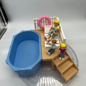 Piscina vintage para casa de bonecas Playskool de 1995.