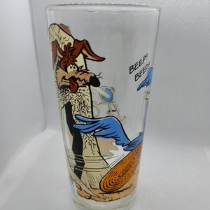 Vintage 1976 Warner Brothers Wile E. Coyote & Road Runner Glass