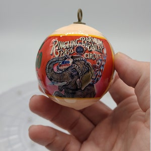 Adorno navideño vintage del circo Ringling Brothers and Barnum and Bailey de 1982.