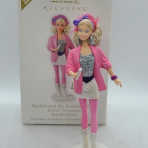 Enfeite de Natal com caixa da Hallmark Keepsake Barbie & the Rockers.