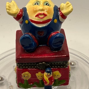 Vintage Nursery Rhyme Humpty Dumpty Porcelain Hinged Box with A Kings Man Trinket.
