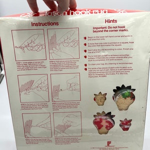 Puede incluir: Instrucciones para un kit de alfombra de gancho de cierre con un dise&ntilde;o de fresa. Las instrucciones muestran c&oacute;mo usar la herramienta de gancho de cierre para crear la alfombra. El kit incluye un lienzo preimpreso, hilo y una herramienta de gancho de cierre.
