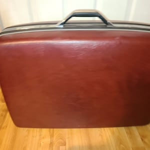 Vintage Crimson Samsonite Hartkoffer.