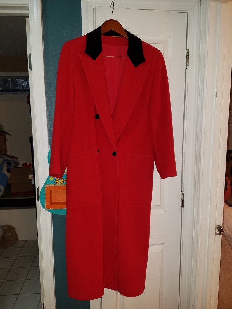 abrigo rojo largo