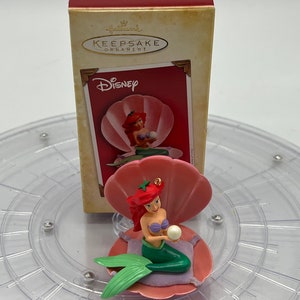 Decorazione natalizia vintage raffigurante la Sirenetta Ariel nella conchiglia della Disney.