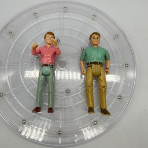 Boneca de casa de bonecas rara e vintage da Playskool, pai com camisa rosa e pai da Fisher Price com camisa verde!