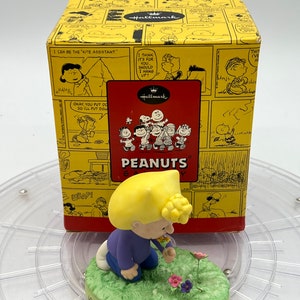 2001 Peanuts Hallmark Cards Limited Edition Sally Brown „Love Warms The Heart“ Nummerierte Figur mit Originalbox.
