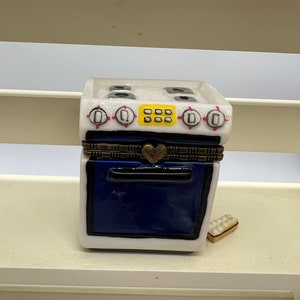 Stove Porcelain Hinged Trinket Box with Carton of Eggs Trinket!