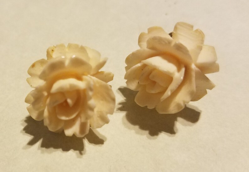 Vintage White Rose Screw Back Earrings Vintage Earrings Mid-century Roses