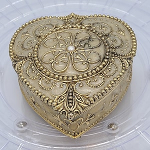 Gorgeous Vintage Enamel and Gold Heart Shaped Trinket box. Vintage Trinket box. Vintage Jewelry box.
