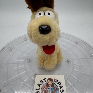 Pelúcia Garfield Odie de 1983, com 18 cm de altura.