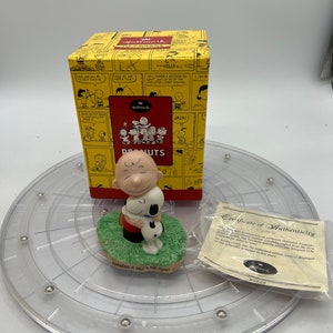2000 Ceramic Peanuts Hallmark Cards Limited Edition Charlie Brown and Snoopy “Hugs” Numbered Figurine with Original Box.