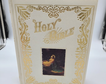 Sacra Bibbia di famiglia, grande e riccamente decorata, risalente al 1976.