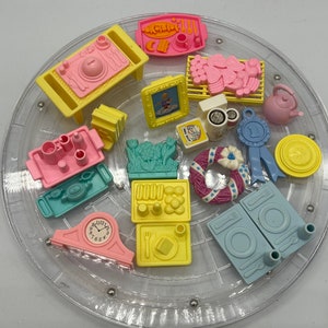 Vintage Playskool-poppenhuisaccessoires, waaronder Mattel-klok, afbeelding, krans, couverts, dienbladen en meer! Afzonderlijk verkocht!