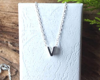 Elegant halsband i sterlingsilver med initialer och V: Personligt hänge i bokstav