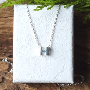 Halsband i sterlingsilver med initialerna H: Elegant personligt smycke