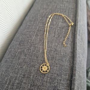 Men&#39;s gold compass necklace in stainless steel