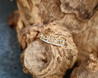 Thin adjustable golden ring adorned with flowers and zircons