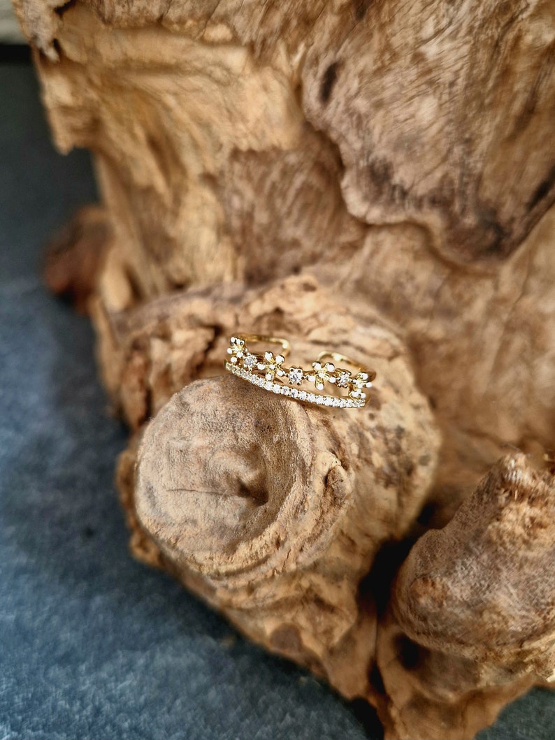 Thin adjustable golden ring adorned with flowers and zircons image 1