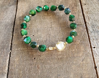 Elastic golden bracelet and green beads