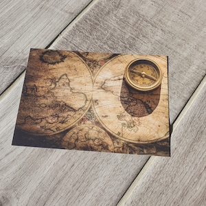 Carte postale du monde avec sa boussole