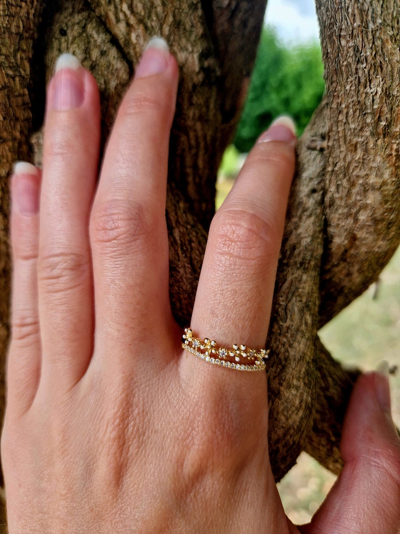 Thin adjustable golden ring adorned with flowers and zircons image 2