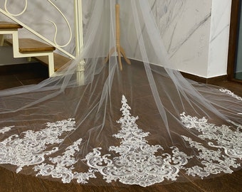 Lace wedding veil for the bride, fixed veil on the comb, veil with lace.