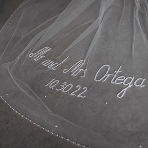 Velo de novia personalizado con borde de perlas. Letras, palabras y frases con cuentas. Velo con tus iniciales personalizadas y monograma.
