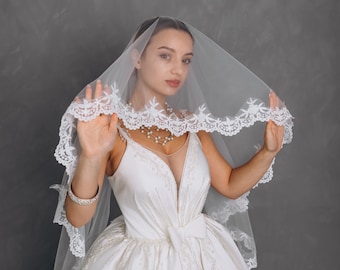 Wedding Veil With Spanish Lace For The Bride, Fixed Veil On The Comb.