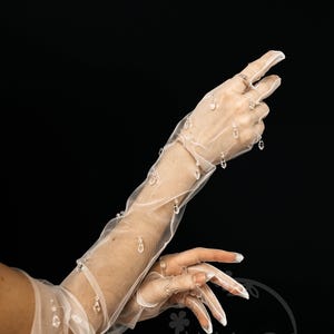 Guantes de tul con colgantes de cristales para boda o fiesta.