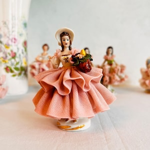 Figura de porcelana con encaje de Dresde: dama con vestido, hecha a mano, elegante pieza de decoración coleccionable.