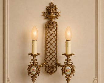 Aplique de pared estilo rococó con medallones de flores de porcelana, lámpara vintage de dos luces, accesorio decorativo difícil de encontrar.