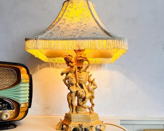Italienische Putten-Tischlampe - Kunstvolles Putti-Design, barocker Goldfuß, romantische Beleuchtung