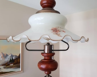 Lámpara colgante de mediados de siglo: globo de cristal opalino con asa de madera, lámpara de techo abatible.