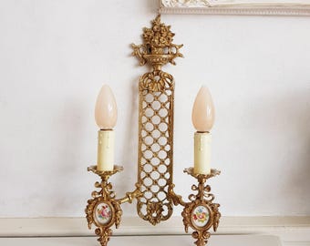 Wandleuchte im Rokoko-Stil mit Porzellan-Blumen-Medaillons, 2-flammige Vintage-Leuchte, schwer zu findender Akzent