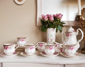Queen Anne Summer Rose Bone China Tea Set for Six – 21 Piece English Porcelain Tableware with Teapot, Cups, Plates