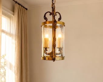 Luminária pendente de latão com painel de vidro, estilo campestre francês, para hall de entrada ou corredor.