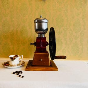 木と鋳鉄のコーヒーグラインダー - インダストリアルスタイルのヴィンテージバー装飾