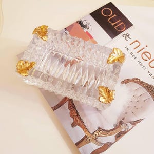 Cenicero de cristal tallado con detalles en pan de oro, decoración vintage rectangular para un elegante entretenimiento o un estilo de salón de puros.