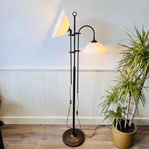 Middeleeuwse vloerlamp met dubbele melkglazen kappen – staande verlichtingsarmatuur jaren 70