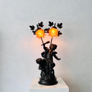 Französische Cherub Tischlampe - Kunstvolle goldene Statuenlampe mit Engeln, Vintage Barock Schreibtischleuchte