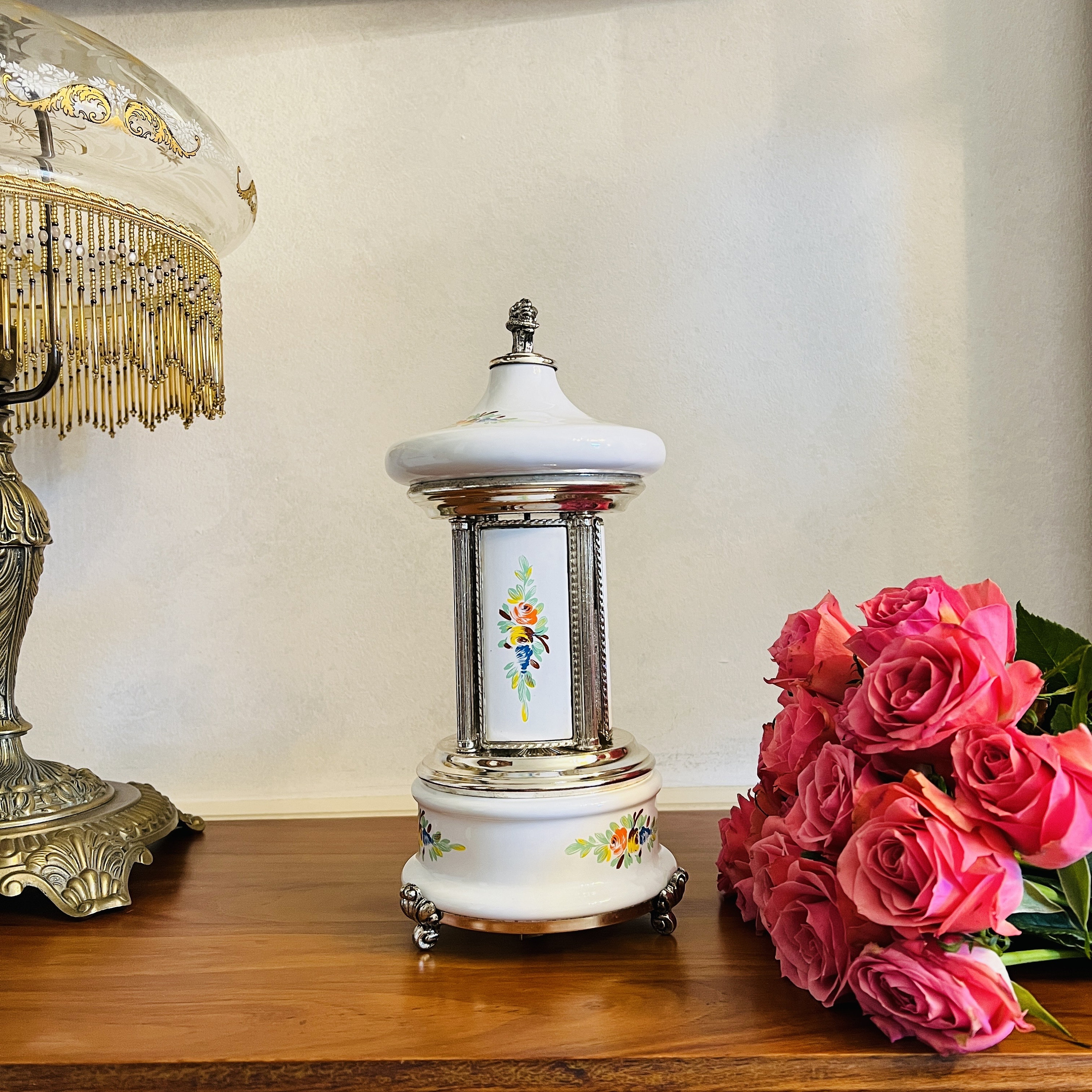 White Enamel Music Box With Ballerina – Reuge Cigarette or