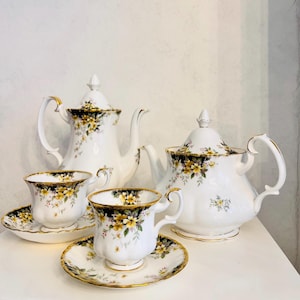 Vintage Royal Albert &#39;&#39;Royal Ascot&#39;&#39;, Bone China Porcelain, Made in England, Royal Albert Setx12, Rare find, 1982 LTD