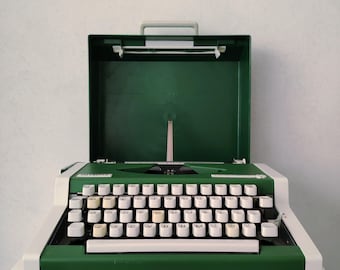 Máquina de escribir Olympia Traveller de Luxe: modelo portátil alemán, decoración de oficina de mediados de siglo