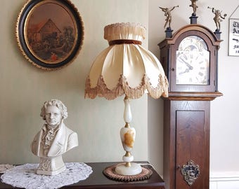 Große italienische Onyx Tischlampe – Creme Steinsockel mit Fransenschirm, Hollywood Regency Beleuchtung aus den 70er Jahren