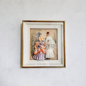 Victorian Shadow Box – dekoracja 3D z nadrukiem La Mode Illustree i szczegółami tkaniny