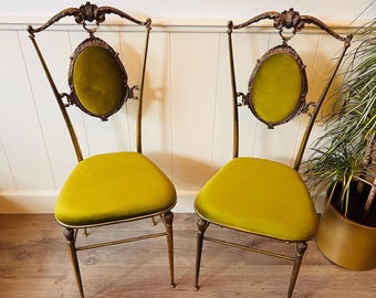Par de sillas de tocador de latón italiano, asientos de terciopelo verde estilo Hollywood Regency, tocador o pieza decorativa de dormitorio estilo barroco de la década de 1930.